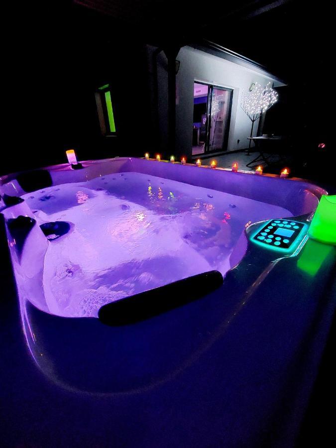 Un Sejour Romantique En Couple Avec Jacuzzi Prive Chromotherapie Jardin Maison Privee Ychoux Экстерьер фото