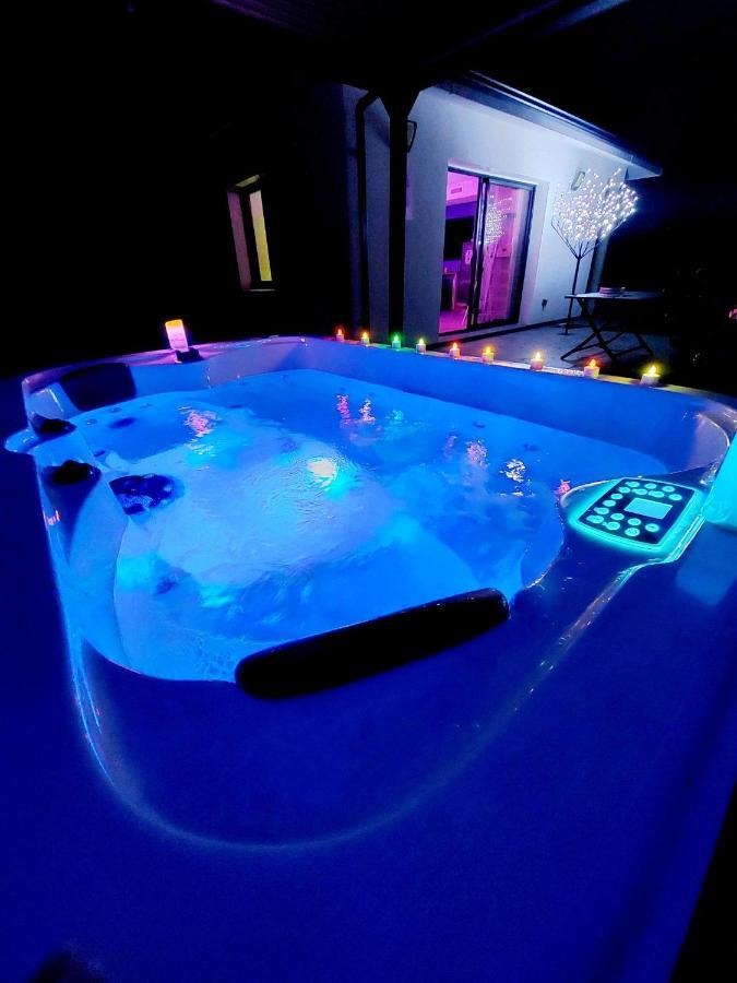 Un Sejour Romantique En Couple Avec Jacuzzi Prive Chromotherapie Jardin Maison Privee Ychoux Экстерьер фото